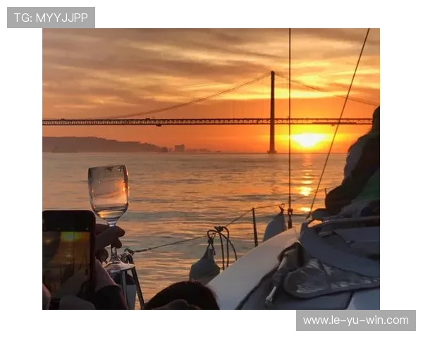 里斯本夜灯点亮特茹河畔城市新景 里斯本夜灯点亮特茹河畔城市新景